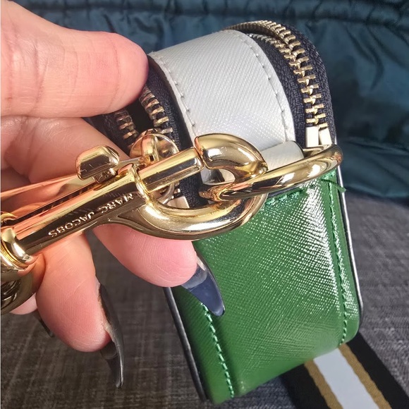 Marc Jacobs Beige Crossbody Bag with Gold Details - Picture 9 of 12